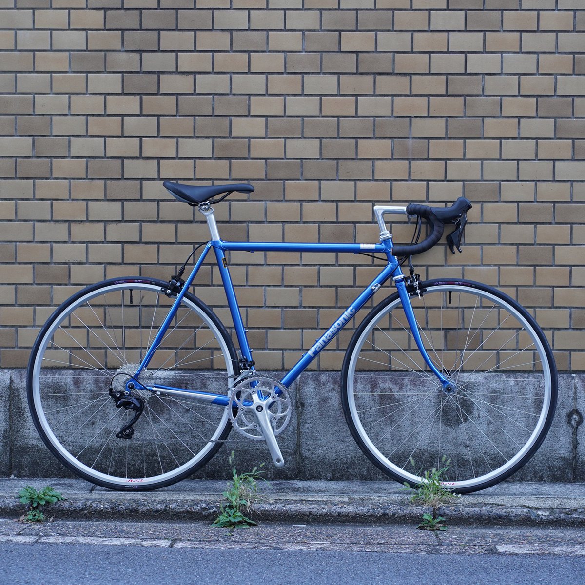 EIRINMARU's tweet photo. 時代や周り スペックやトレンドに左右されない”解放感”。JAPANハンドメイド・クロモリロード【 PANASONIC ORDER / パナソニックオーダー 】FRCC04 を完成車に

https://t.co/rboFoklXHd https://t.co/hcXtboqVnY