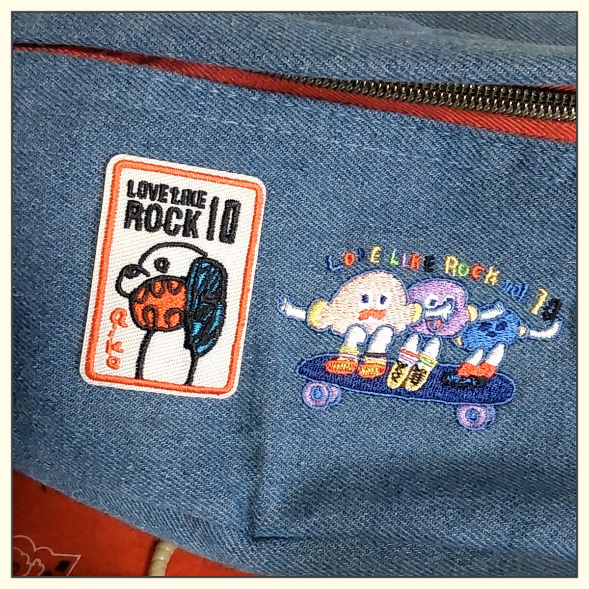 AikoChisa's tweet photo. ボディバッにワッペン一つだけ付けてみた♡LLP23の刺繍バッチも付けてポップとロックのコラボでいい感じになった🥰めっちゃかわよ😍普段使い大事に使おう!
#aiko
#LLR10
#LLP23
@aiko_dochibi https://t.co/d7YYXjy8Aj