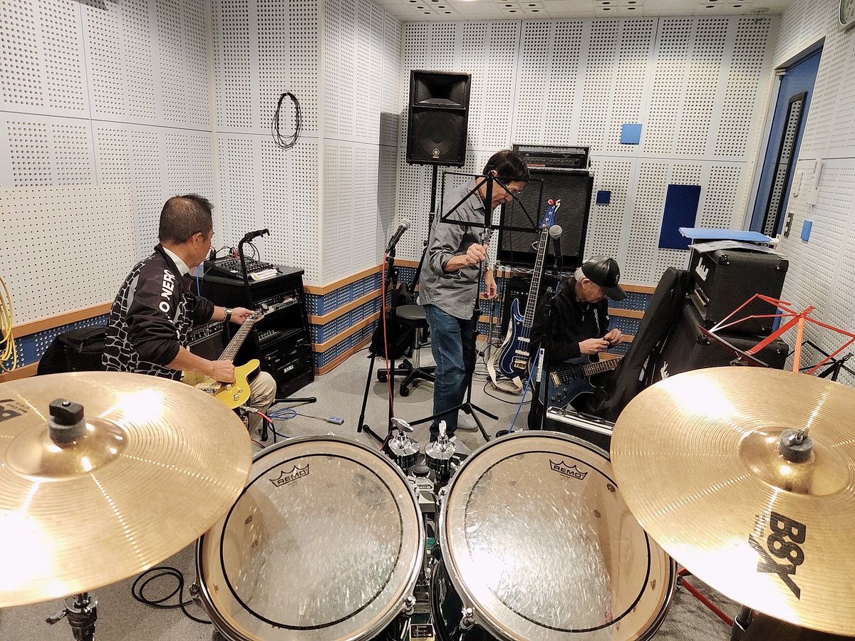 keiyoshidakds's tweet photo. ミッキー大場さんバンドの練習に、
夙川に有りますスタジオ「NU-VU」に来させて頂いています🎵
11月4日、兵庫ライブ&レストラン『高架伍拾七』でのライブに向けての練習です💐
#ミッキー大場 #NUVU #バンド #夙川 #高架伍拾七 #ライブ #兵庫 https://t.co/gcmJajgufL