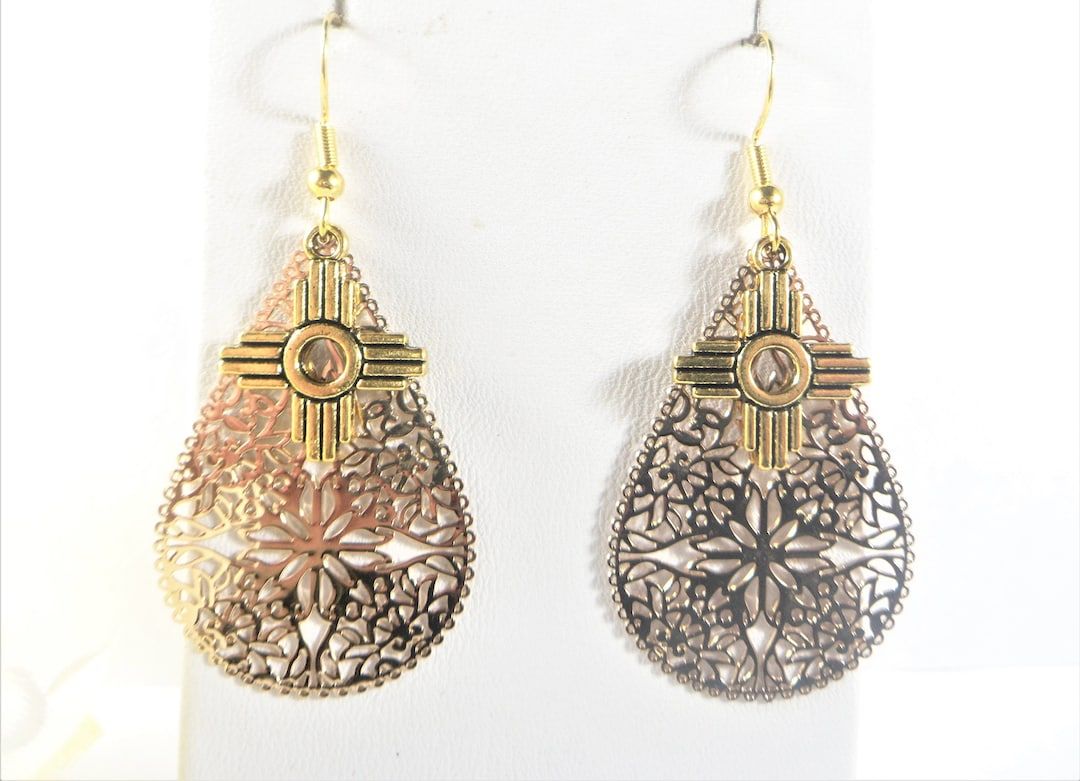 Adorn yourself with these unique Gold Zia Earrings. Crafted with intricate filigree details, they are the perfect embodiment of New Mexico's charm.buff.ly/48dws9Q  #ZiaJewelry #NewMexicoStyle #wiseshopper #ZiaEarrings #NewMexicoLovers