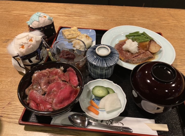 akabang's tweet photo. もち兄さんもお気に入りのローストビーフ丼 https://t.co/OVbfW8c5mL