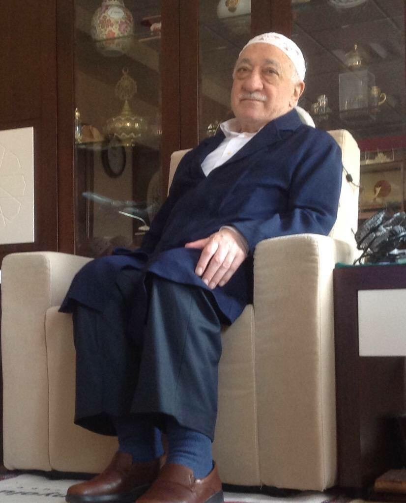 Sefinem gark oldu dert deryâsına
Sahrâ-yı sînemi sel aldı gitti
Hasret-keş olmuştur dil Leylâsı'na
Bülbül-teg zârımı gül aldı gitti…

Güzel insanlar, başımız sağ olsun, Rabbim hocamızı Efendimiz’e SAV komşu eylesin…

Dua vakti…