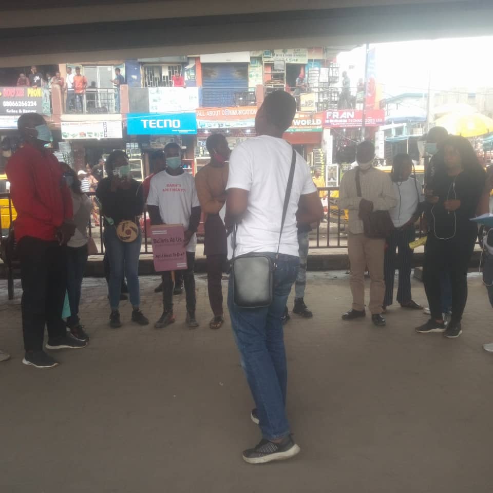 AngelGabriel4al's tweet photo. This is the major picture of how #EndSarsProtests started. See small @SavvyRinu my friend then there. Some of the people you see here are no more today. May their souls rest in peace. Amen. https://t.co/qBWlx5cy1O
