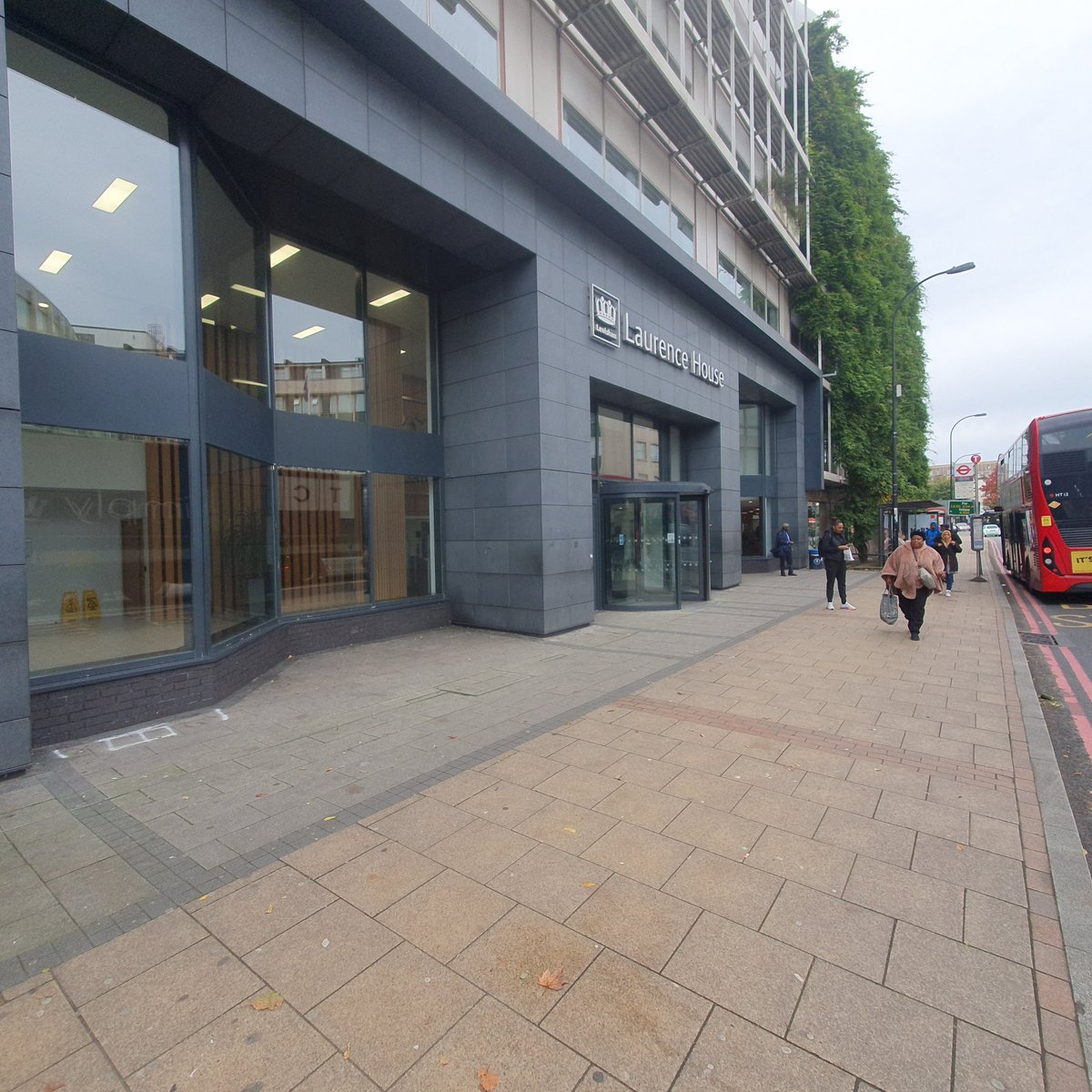 The irony has not been lost on me <a href="/LewishamCouncil/">Lewisham Council</a> are so anti car and pro #cycling that they have no #bikelock outside their offices. Doh!