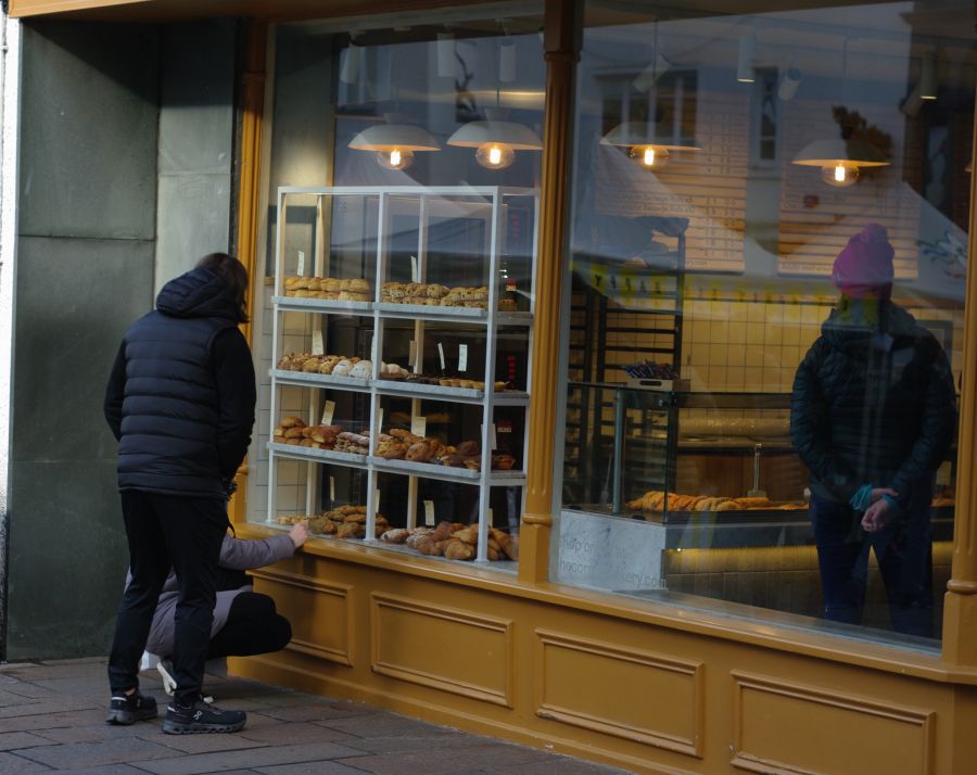 LachlanMain's tweet image. KESWICK.
A bakery window full of cakes, what's not to like?
#Keswick #bakery #shopwindow #streetphotography #Cumbria #cakes #baking