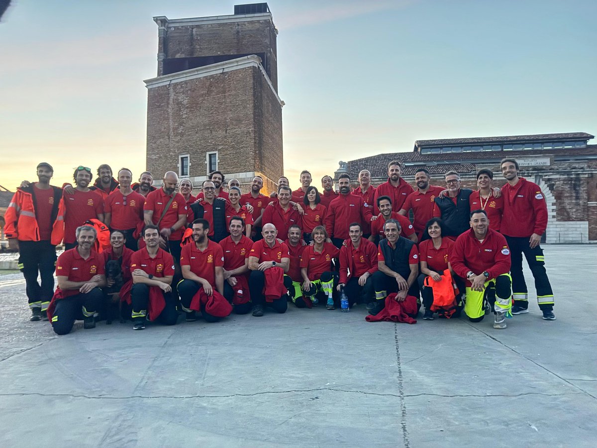 🚨Tras 4 días de trabajo, el #ERICAM ya ha emprendido hoy el camino de regreso de #Venecia 🛫 donde ha participado junto a otros equipos USAR en el simulacro #EUMODEX24 de coordinación y rescate tras un tornado. 

¡Gracias por vuestra labor!

#ASEM112