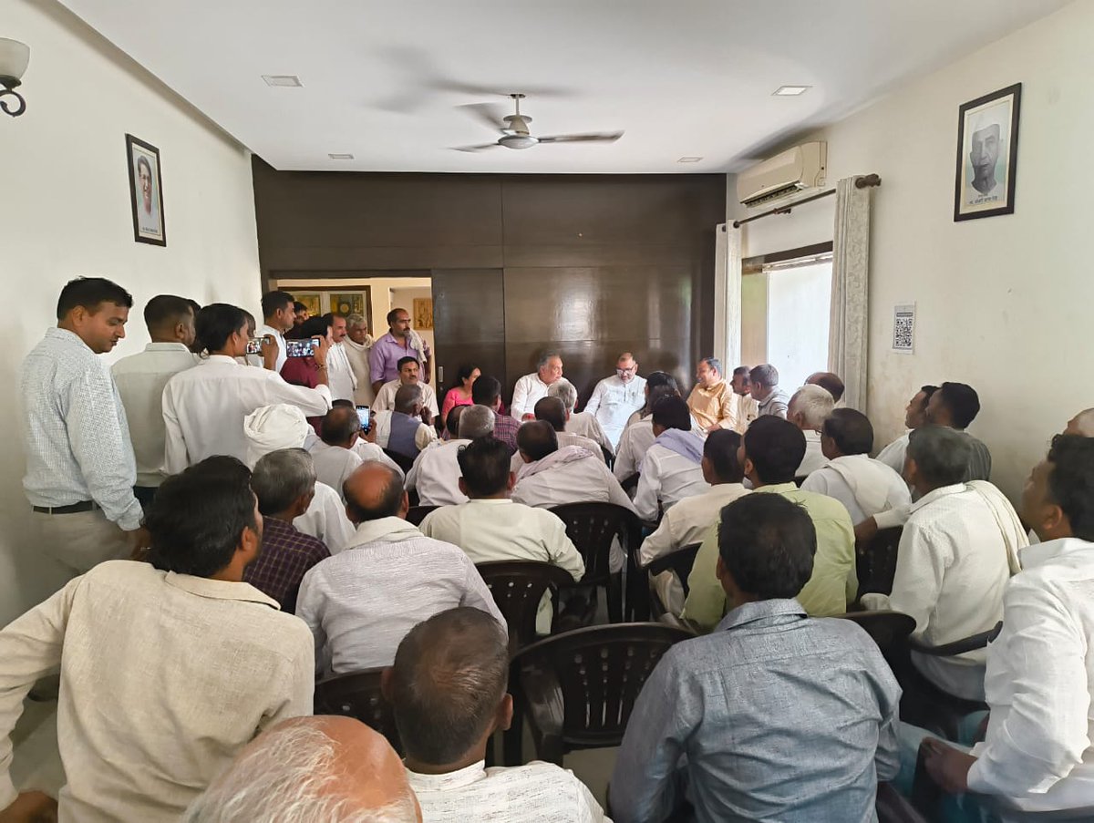 palvivek02's tweet photo. आज राष्ट्रीय लोकदल कार्यालय दिल्ली पर पूर्व विधायक मिथलेश पाल जी के लिए मीरापुर विधानसभा पर टिकट की मांग हेतू पाल समाज का डेरा.
@RLDSpeaks @jayantrld @narendramodi @AmitShah @JPNadda @TeamRLD1 https://t.co/ahSV3vbbhS