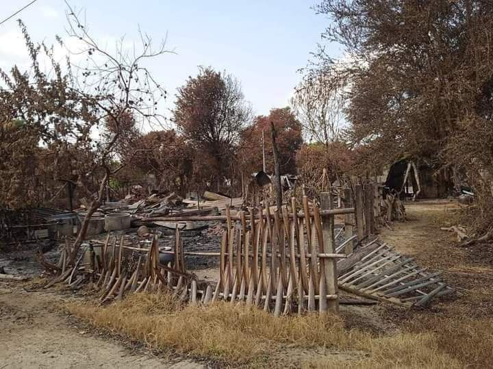 zawmoethant71's tweet photo. The military council's column from #33Division, which came out of Northwestern military headquarter MonYwa & also brutally killed #SiPa villagers were station in #SaiPyinLay village burned & arrested 12 residents.
https://t.co/BznBs1Arer
#2024Oct21Coup
#WhatsHappeninglnMyanmar https://t.co/vJ1CTu0pAx