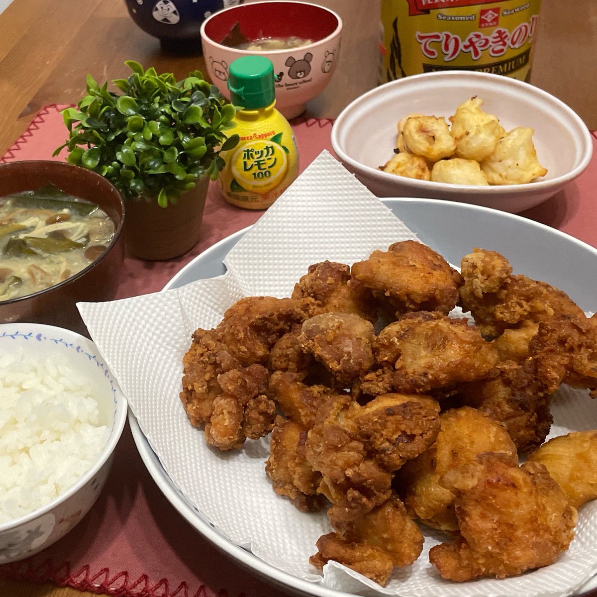 pokugou's tweet photo. 今日は娘のリクエストで唐揚げ揚げました🐦⸒⸒
でんぷん粉で揚げたので血糖値あがらない唐揚げ🐦⸒⸒
 #唐揚げ 
 #でんぷん粉  
 #きのこ汁 
 #タコの唐揚げ https://t.co/FLgLFJm4TX