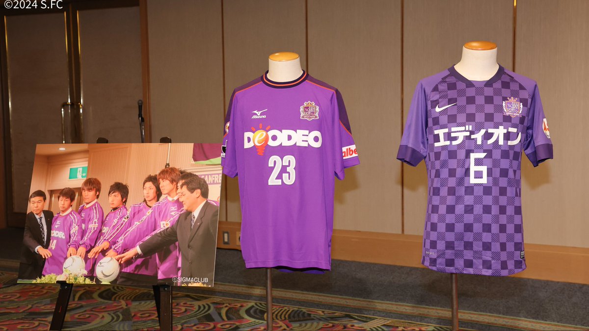 sanfrecce_SFC's tweet photo. 🟣青山敏弘選手　引退会見🟣

本日10/21（月）、紫のバンディエラ、青山敏弘選手の現役引退会見が行われました。

【会見全文はこちら】
🔗https://t.co/X6OSK97HsE

#ありがとう青山敏弘
#青山敏弘 #sanfrecce https://t.co/DQYOZAIRXW