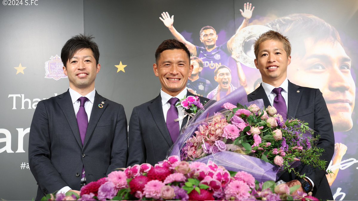 sanfrecce_SFC's tweet photo. 🟣青山敏弘選手　引退会見🟣

本日10/21（月）、紫のバンディエラ、青山敏弘選手の現役引退会見が行われました。

【会見全文はこちら】
🔗https://t.co/X6OSK97HsE

#ありがとう青山敏弘
#青山敏弘 #sanfrecce https://t.co/DQYOZAIRXW