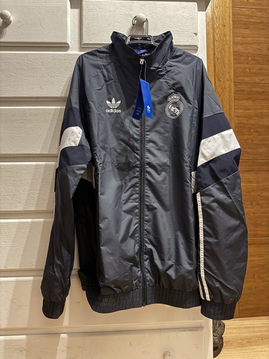 SORTEO INTERNACIONAL 🚨🚨

Si el Real Madrid gana al Borussia, vamos a sortear este cortavientos entre todos los que den RT a este tuit y sigan a <a href="/Ctinfo_17/">Ctinfo_17</a> y a <a href="/MadridismoreaI/">Real Madrid Fans 🤍</a> 🤍

*OPCIONAL* 
Mencionar a un amigo (doble participación)