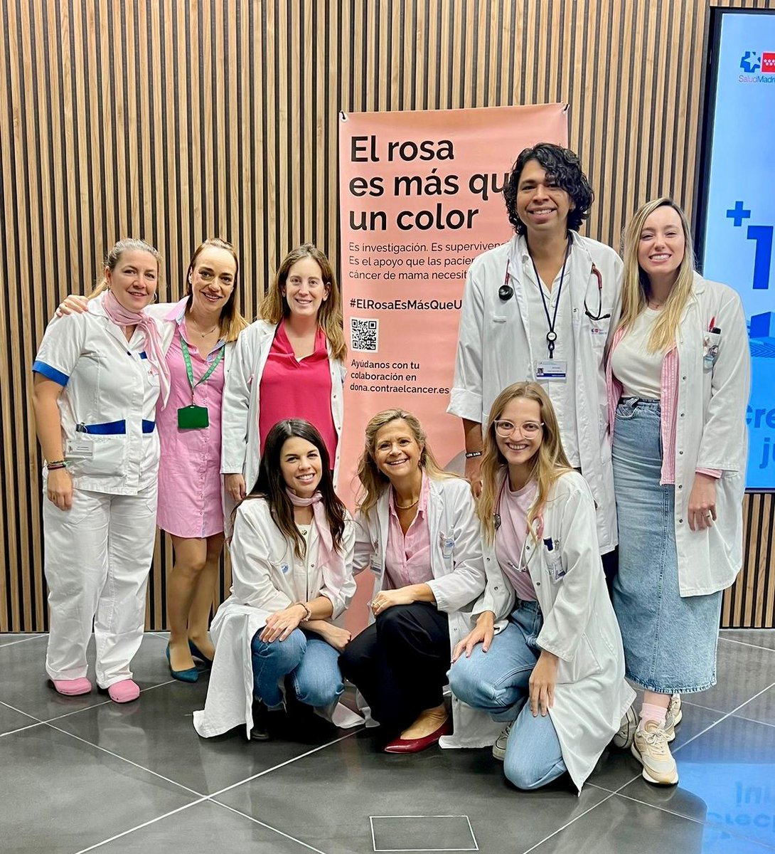 Hosp_Villalba's tweet photo. Profesionales del Servicio de Ginecología y de la Unidad de Patología Mamaria, junto con voluntarios de la @ContraCancerMAD, están participando en la mesa informativa que hemos instalado hoy en nuestro hall con motivo del #DíaInternacionalDelCáncerDeMama que se celebró el sábado https://t.co/rluLc3O6ri