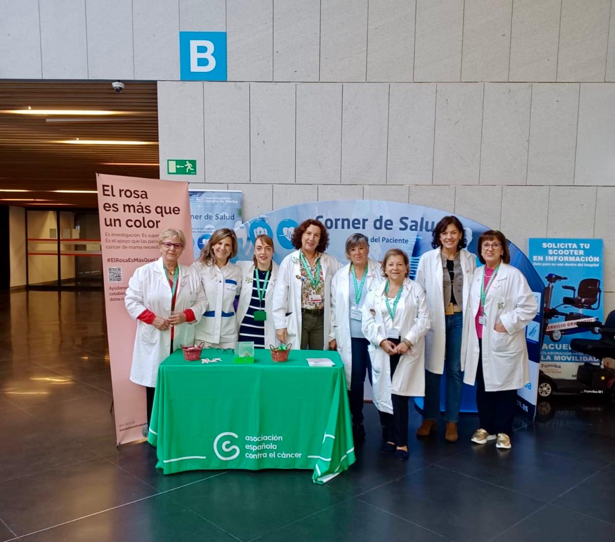 Hosp_Villalba's tweet photo. Profesionales del Servicio de Ginecología y de la Unidad de Patología Mamaria, junto con voluntarios de la @ContraCancerMAD, están participando en la mesa informativa que hemos instalado hoy en nuestro hall con motivo del #DíaInternacionalDelCáncerDeMama que se celebró el sábado https://t.co/rluLc3O6ri