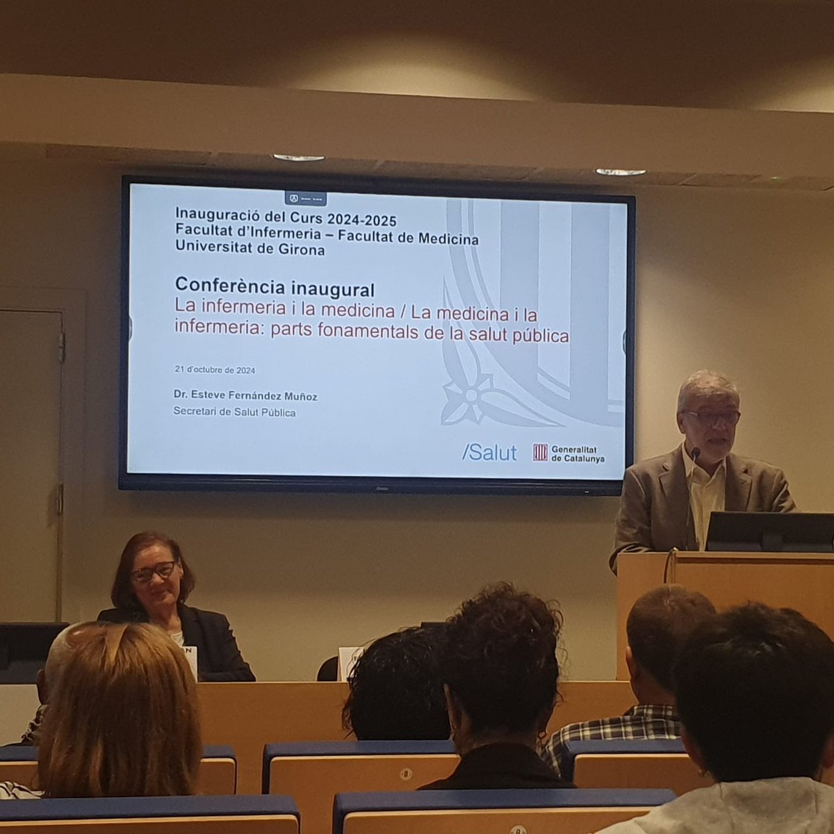 Facultat Infermeria (@udginfermeria) on Twitter photo El Dr. Esteve Fernández Muñoz, Secretari de Salut Pública, en la conferència inaugural del curs acadèmic 2024-2025, destaca el rol dels professionals d’infermeria i de medicina en l’Educació Sanitària per millorar la Salut Pública. <a href="/UdGInfermeria/">Facultat Infermeria</a>; <a href="/FUdGMedicina/">UdG Medicina</a>; <a href="/InterUdG/">UdG International</a>. El Dr. Esteve Fernández Muñoz, Secretari de Salut Pública, en la conferència inaugural del curs acadèmic 2024-2025, destaca el rol dels professionals d’infermeria i de medicina en l’Educació Sanitària per millorar la Salut Pública. <a href="/UdGInfermeria/">Facultat Infermeria</a>; <a href="/FUdGMedicina/">UdG Medicina</a>; <a href="/InterUdG/">UdG International</a>.