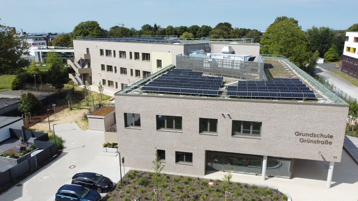 stadt_velbert's tweet photo. Der nächste #Energie- und #Klima-Lunch der Stadt #Velbert findet am Dienstag, 26. November, von 12 bis 14 Uhr, im Gebäude der neuen Grundschule Grünstraße  (Grünstraße 33) statt. Diesmal geht es um Nachhaltigkeit im Neubau.
Infos &amp; Anmeldung: https://t.co/jnJ00wLs9y https://t.co/D5PNfbP0Gr
