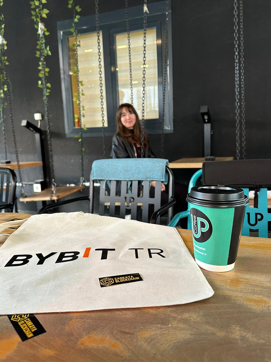. <a href="/BybitTurkiye/">Bybit TR</a> ile birlikte harika etkinliklere imza atıyoruz! 🥳 Geçtiğimiz tanışma toplantımız, Bybit Türkiye’nin katkılarıyla  sürpriz hediyelerle doluydu. Bizlere bu keyifli anları yaşattıkları için teşekkür ederiz 🤩 🧡🖤 <a href="/cankayachain/">Çankaya Blockchain</a>