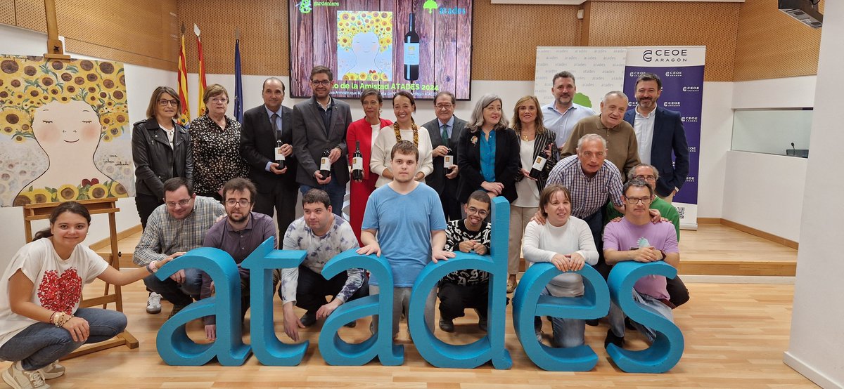 🍷 Más allá de las <a href="/cortes_aragon/">Cortes de Aragón</a>, el martes tuve el placer de brindar con el #VinoDeLaAmistad de <a href="/somosatades/">ATADES</a> y <a href="/BodegaEnate/">Bodega Enate</a>, cuya etiqueta lleva la firma de <a href="/evaarmisen/">Eva Armisen</a>: este vino solidario, inclusivo y versátil nos recuerda lo bien que maridan la diversidad y el arte