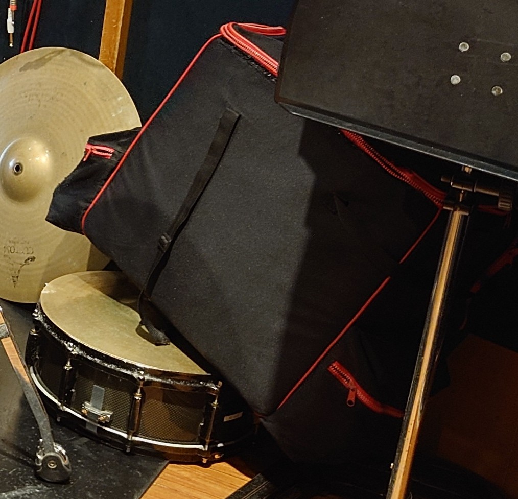 sonji_drums's tweet image. 10/19(土)に高田馬場〜目白の山手線内で紛失したと思われるDWのスネアですが、JRのお忘れ物チャット、JR東京駅のお忘れ物センター、高田馬場駅(JR、西武、メトロ)への問い合わせ及び警察署での遺失物届出は済ませていますが依然として発見されていません。

ケースはメーカー不明ですが黒色です。