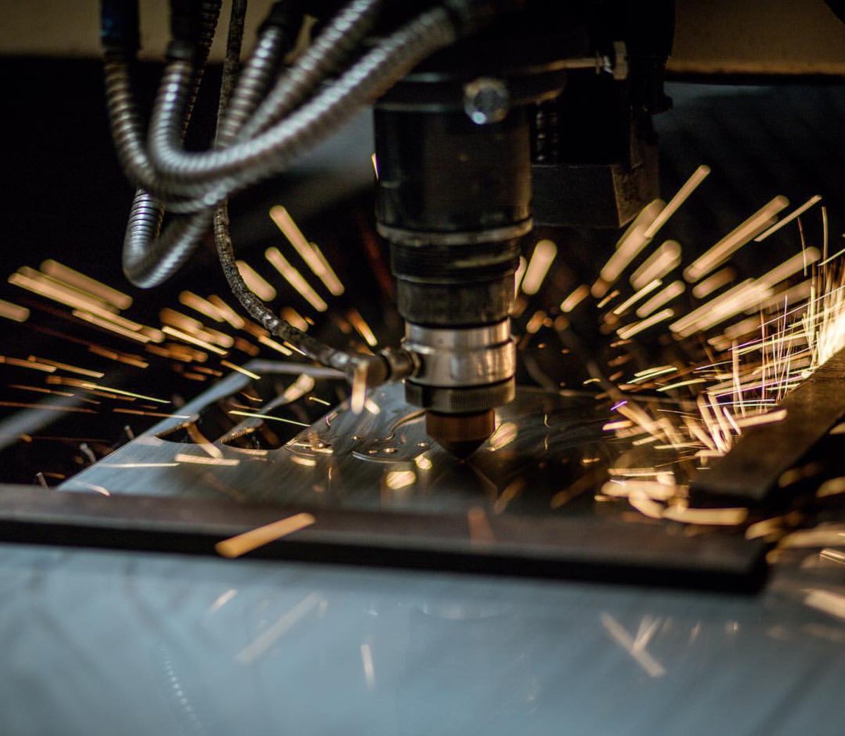 Emerson_knives's tweet photo. These sparks are American manufacturing at its finest. 

AMERICA’S KNIFE COMPANY®

#madeintheusa #grindhard #buildthebest #tacticalknives #edc #sparksfly https://t.co/34LkXXaLfj