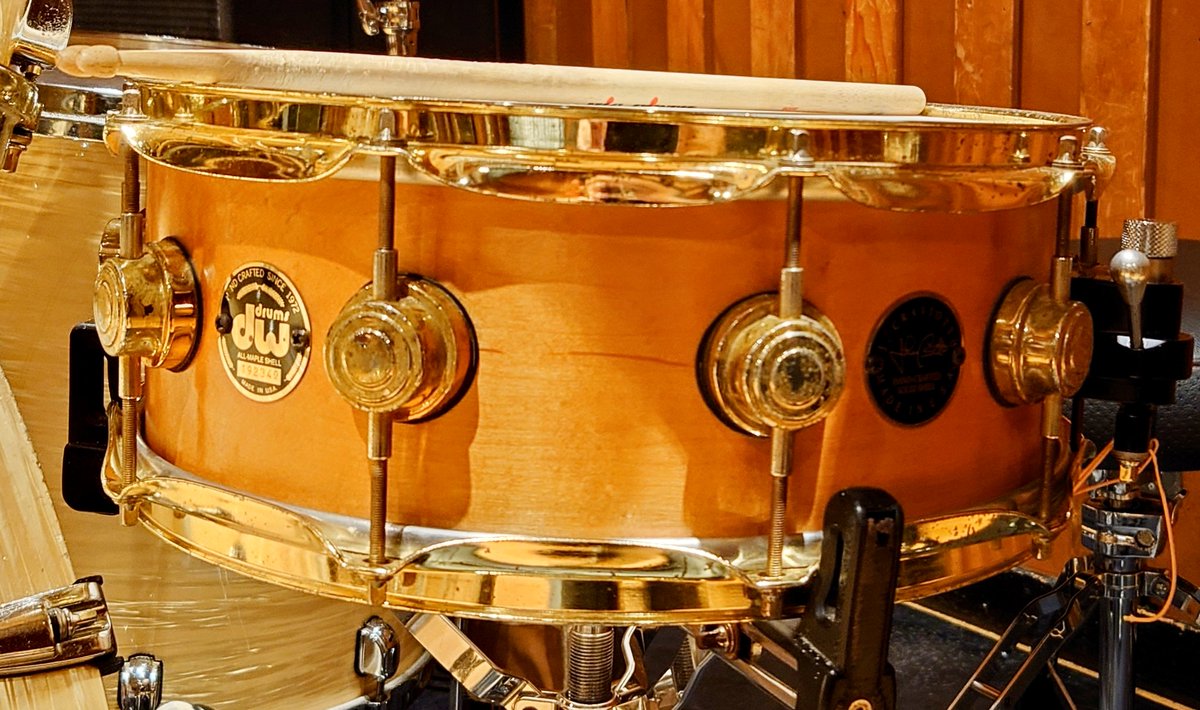 sonji_drums's tweet image. スネア本体はDWのCraviottoシリーズの単板メイプル、ラグとフープが金色です。
