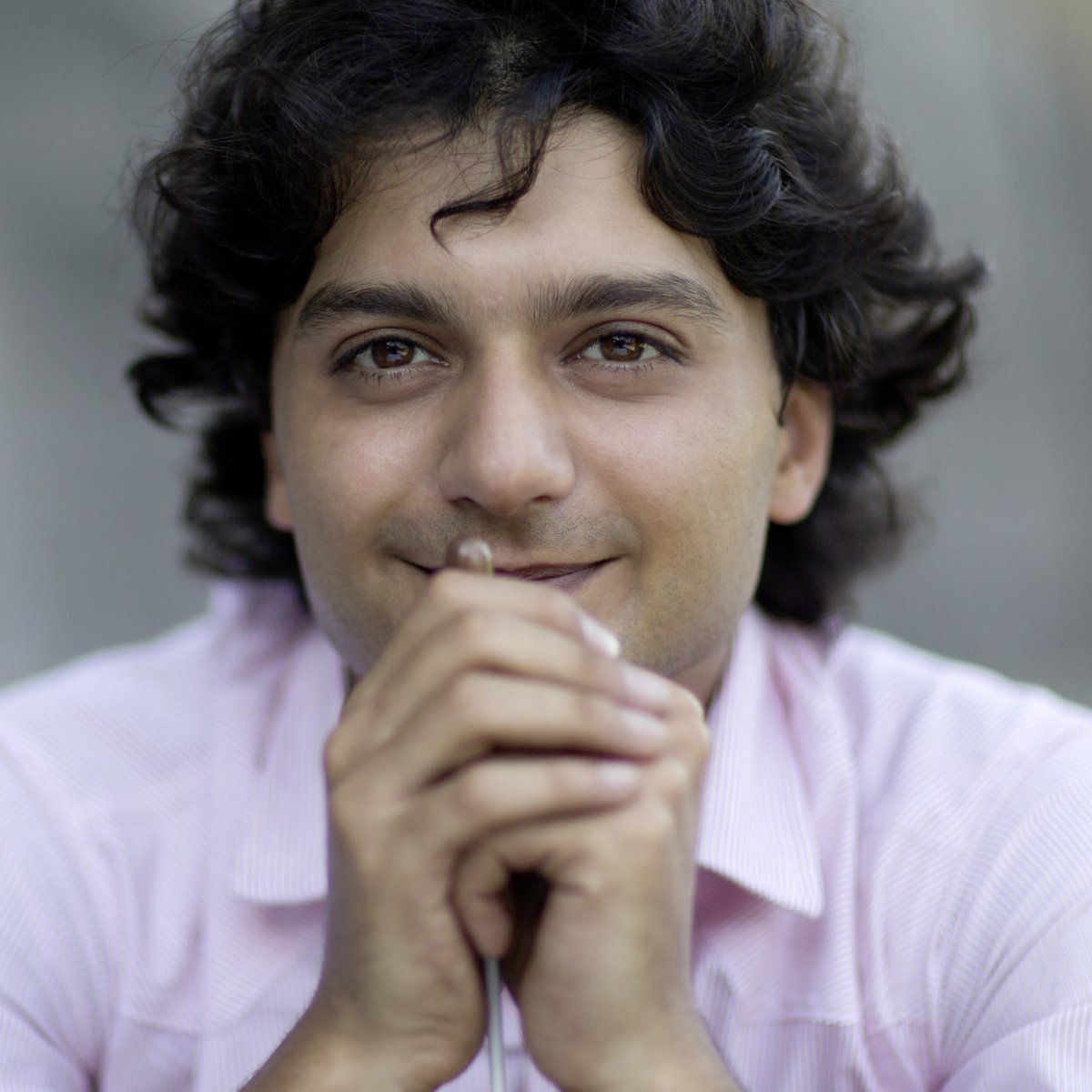 Beethovenorches's tweet photo. HOSSEIN PISHKAR

Hossein Pishkar ist zurück mit einem ebenso beeindruckenden Programm. Vor zwei Jahren begeisterte er mit einer poetischen Werkauswahl. Im Freitagskonzert 2 nimmt uns der iranische Dirigent erneut auf eine besondere musikalische Reise mit.

📸 Susanne Diesner https://t.co/QIes8AJmb9