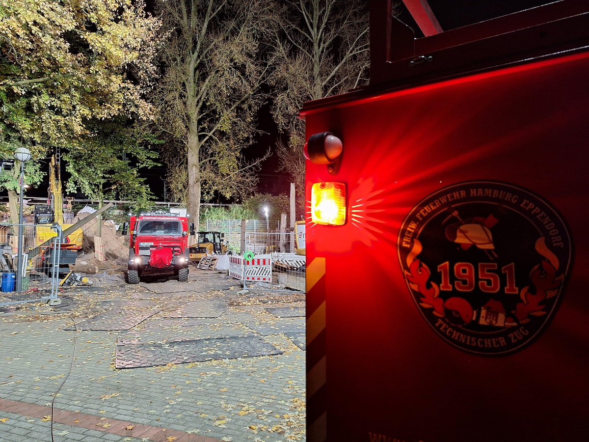 FFEppendorf's tweet photo. Kampfmittelfund mit Entschärfung  => Fund einer 500lbs Fliegerbombe nach Sondierungsarbeiten => EST an Bahndamm => Evakuierungen von ca. 5000 Personen => Einsatzauftrag: Großflächige Ausleuchtung der Fundstelle => TZ mit 2 Fahrzeugen samt LIMA und 14 EK im Einsatz. https://t.co/qRpXMtdDWo