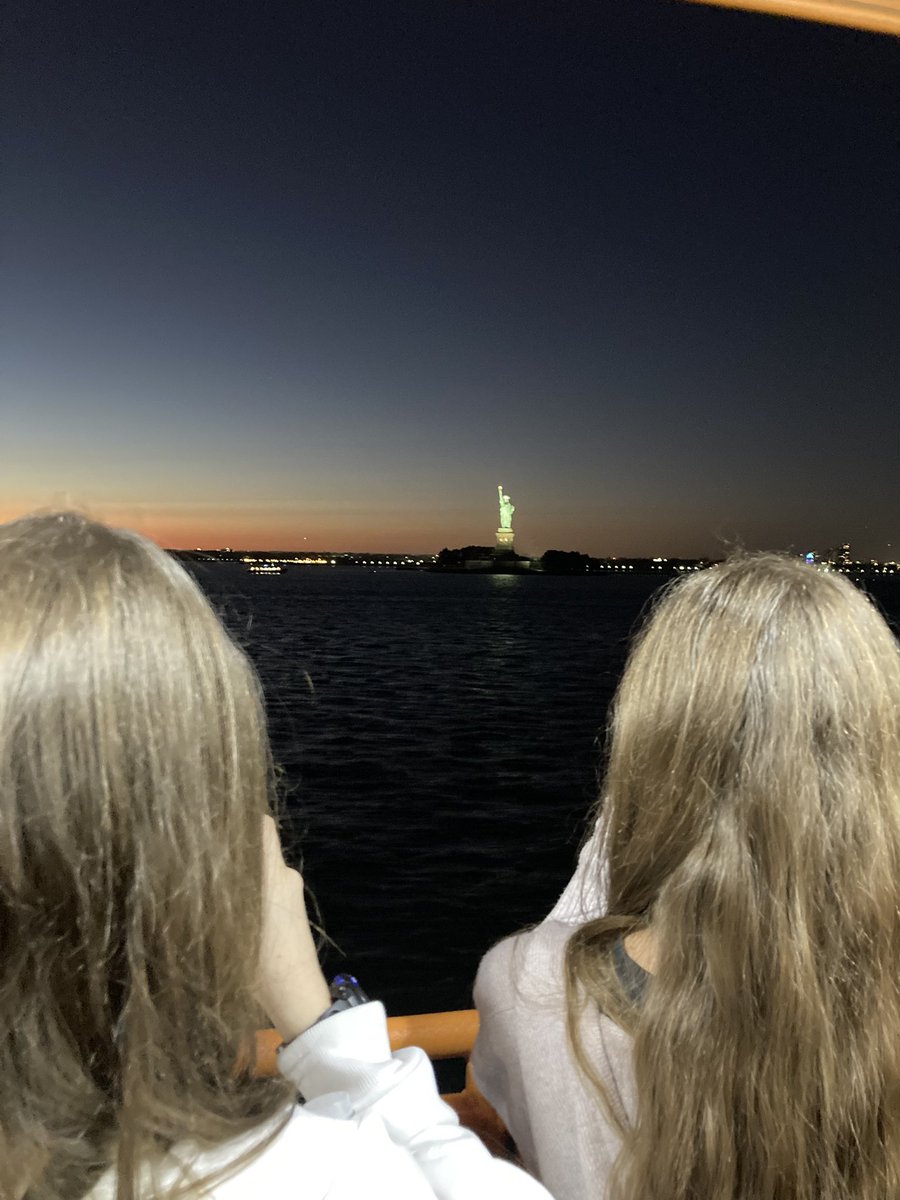 PipersSenior's tweet image. We ended the day by seeing the Statue of Liberty and New York skyline from the Staten Island ferry. Perfect timing to catch the sunset! #PipersTextiles #PipersInspire