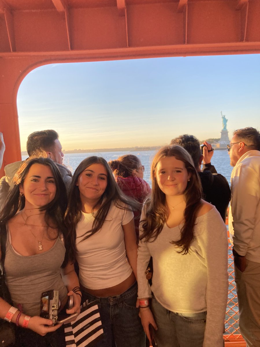 PipersSenior's tweet image. We ended the day by seeing the Statue of Liberty and New York skyline from the Staten Island ferry. Perfect timing to catch the sunset! #PipersTextiles #PipersInspire