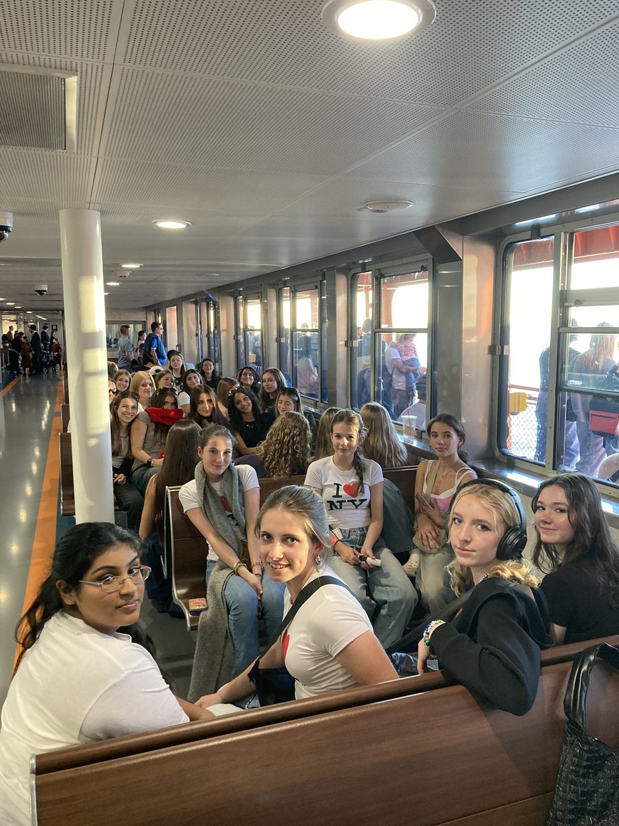 PipersSenior's tweet image. We ended the day by seeing the Statue of Liberty and New York skyline from the Staten Island ferry. Perfect timing to catch the sunset! #PipersTextiles #PipersInspire