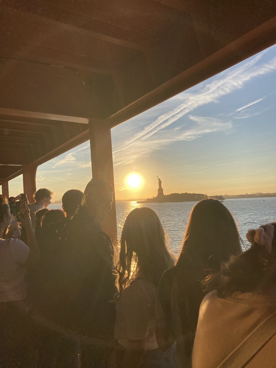 PipersSenior's tweet image. We ended the day by seeing the Statue of Liberty and New York skyline from the Staten Island ferry. Perfect timing to catch the sunset! #PipersTextiles #PipersInspire