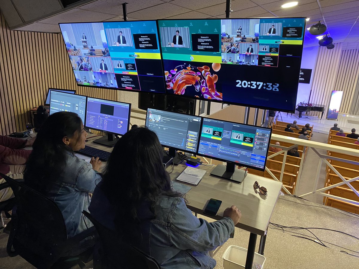inunoa's tweet photo. El equipo de Multimedia Ñuñoa trabajando cada noche para llevar la campaña El Final del Gran Conflicto hasta sus hogares. https://t.co/uzGIKXIqBl