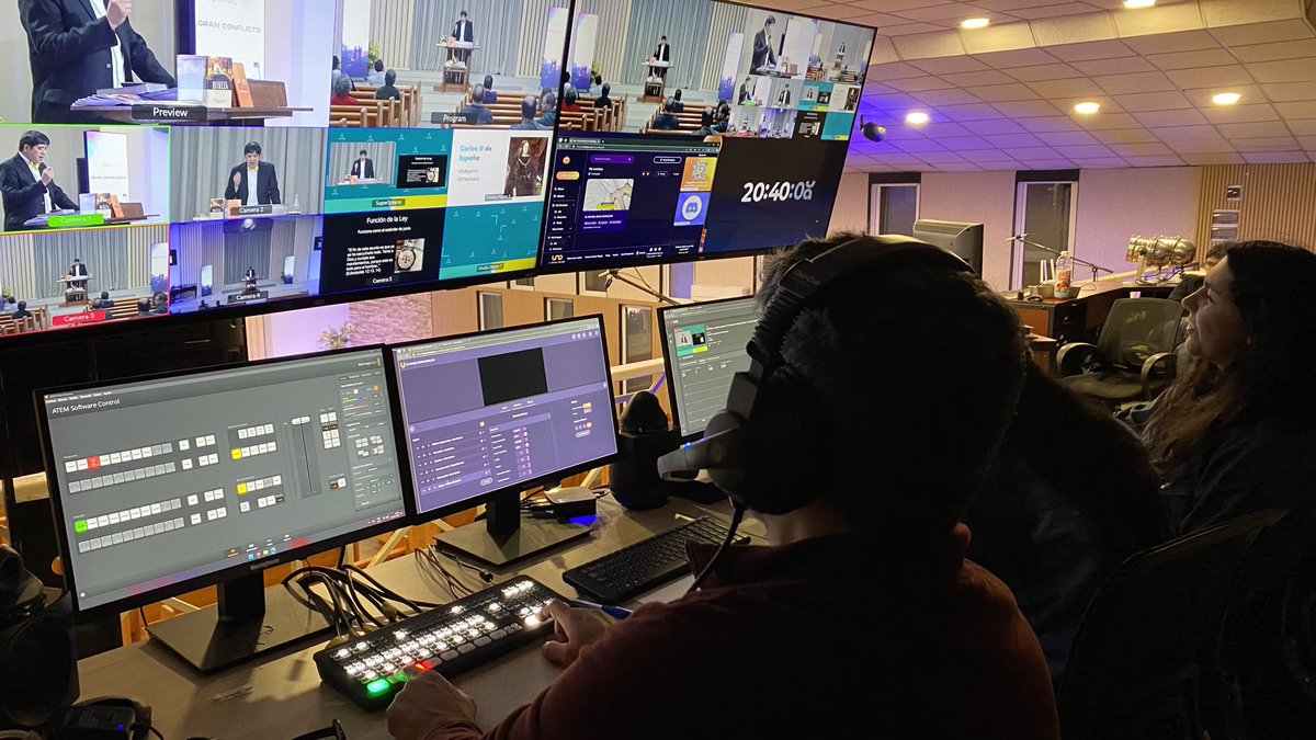 inunoa's tweet photo. El equipo de Multimedia Ñuñoa trabajando cada noche para llevar la campaña El Final del Gran Conflicto hasta sus hogares. https://t.co/uzGIKXIqBl