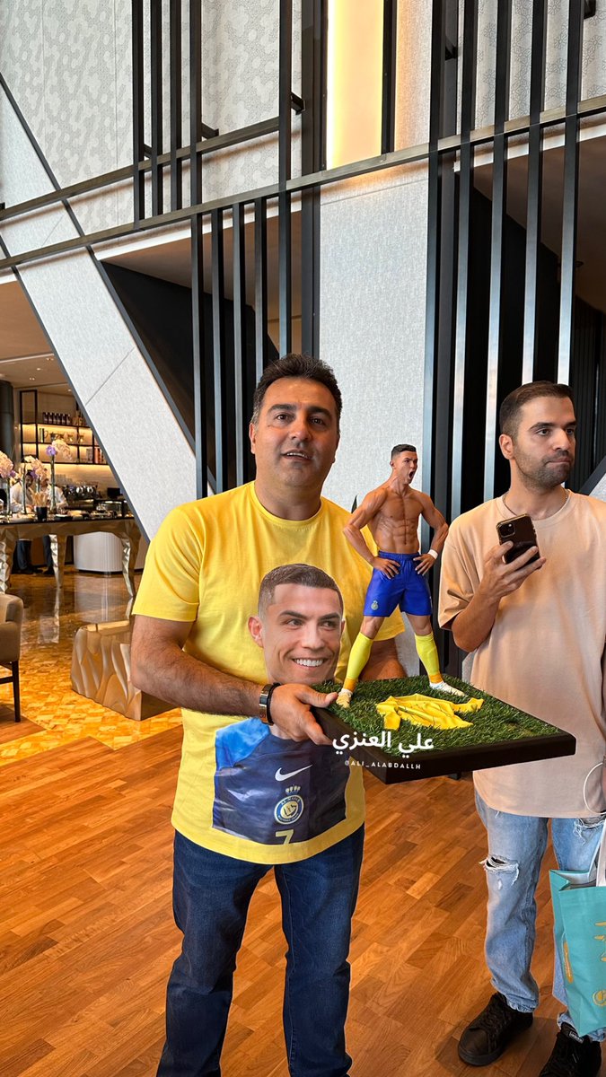 Ali_alabdallh's tweet photo. صوره : 

مشجع نصراوي يتواجد الان في مقر سكن بعثة #النصر و تعبير كبير عن حبه لـ الأسطورة رونالدو 

#النصر_الاستقلال https://t.co/siQhVSnNsb