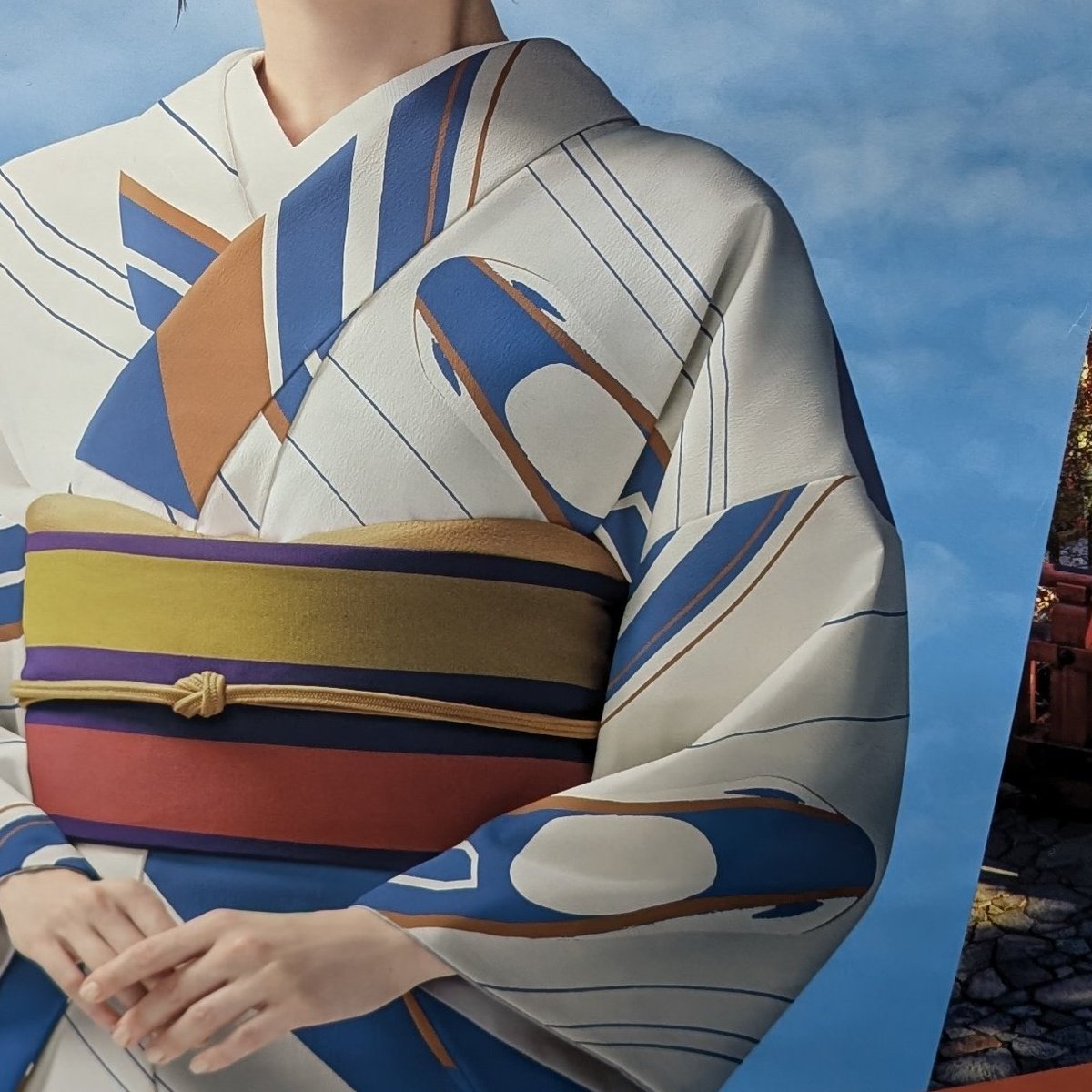 中条あやみのJRポスター、いい色合いの着物やなと、じっくり見たら