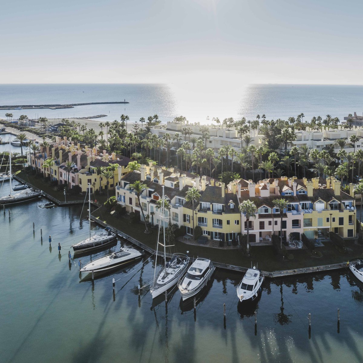 Sotogrande_'s tweet photo. Sotogrande, located on the Mediterranean coast, exemplifies Andalusia’s perfect climate. This exclusive estate is renowned for its luxury living, world-class golf, and exceptional weather. Sotogrande enjoys an inviting atmosphere ideal for outdoor pursuits. https://t.co/qvKpjN1fKw