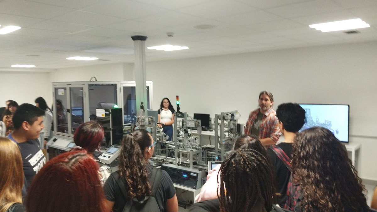 IngDeusto's tweet photo. 👏¡Qué bien lo hemos pasado en la visita a los laboratorios!

➡️Tras el encuentro de #STEAMSARE hemos podido dar una vuelta por los laboratorios de ingeniería de @deusto 
#InspiraSTEAM https://t.co/XhhgvMACwk