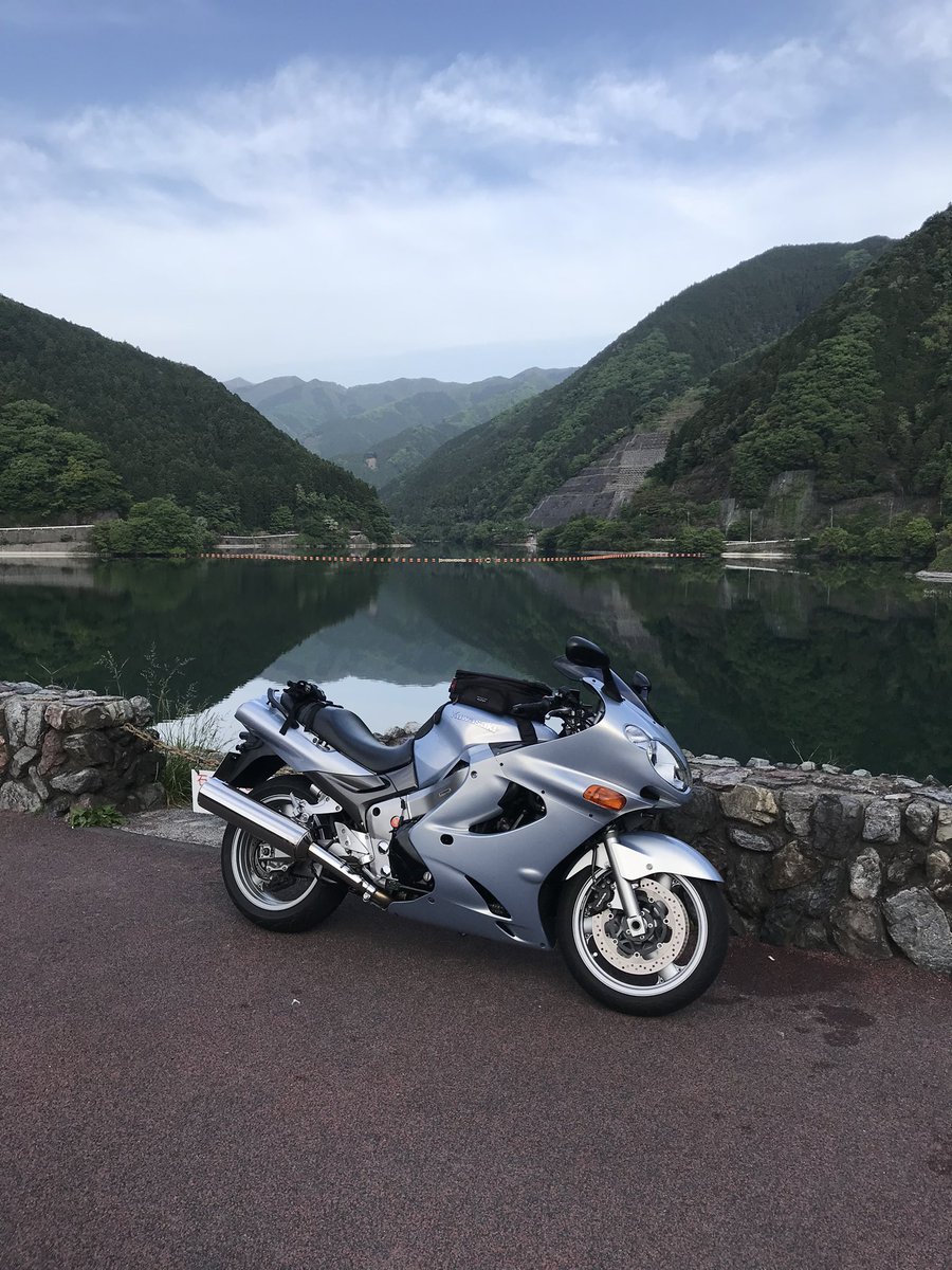zzr1200Silver's tweet photo. 本日、zzr1200を手放しました。
10年以上の付き合いの中で様々な思い出を作る事ができました。
幸いにも新たな乗り手に出会う事ができましたので、新しいオーナーさんと元気に走り続けてくれればと思います。 https://t.co/WwnhptqB0x