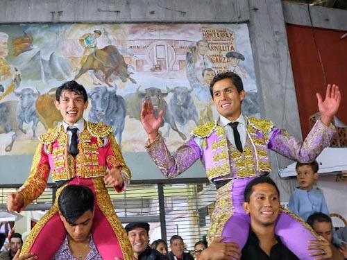 Carlos Espinal (@castabravamx) on Twitter photo <a href="/juanfernandogzz/">Juan Fernando</a> e Isaac Fonseca no desentonan a la expectación creada en #Monterrey y salen a hombros de @MonumentalMty al cortar 2 orejas c/u, dejando a pie a <a href="/RomanCollado/">Román Collado</a> que paseó una, pudiéndolos acompañar si no hubiera realizado un mal oficio con las espadas <a href="/juanfernandogzz/">Juan Fernando</a> e Isaac Fonseca no desentonan a la expectación creada en #Monterrey y salen a hombros de @MonumentalMty al cortar 2 orejas c/u, dejando a pie a <a href="/RomanCollado/">Román Collado</a> que paseó una, pudiéndolos acompañar si no hubiera realizado un mal oficio con las espadas