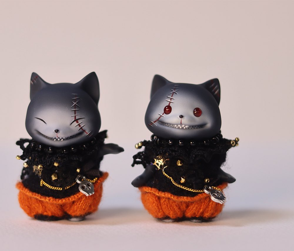 PIPOSDOLL's tweet photo. 깜깜해서 잘 보이지 않아요~ 🎃그래서 밝게 올려봅니다👻 

暗くて私たちはよく見えません〜🎃だから今回は明るく👻

It's dark so we can't see well~ 🎃So I'm uploading it brightly👻

#piposdoll #4chi #pipos #피포스돌 #arttoy #fingertoy #big4chi #midnightcheshire #piposhalloween #Halloween2024
