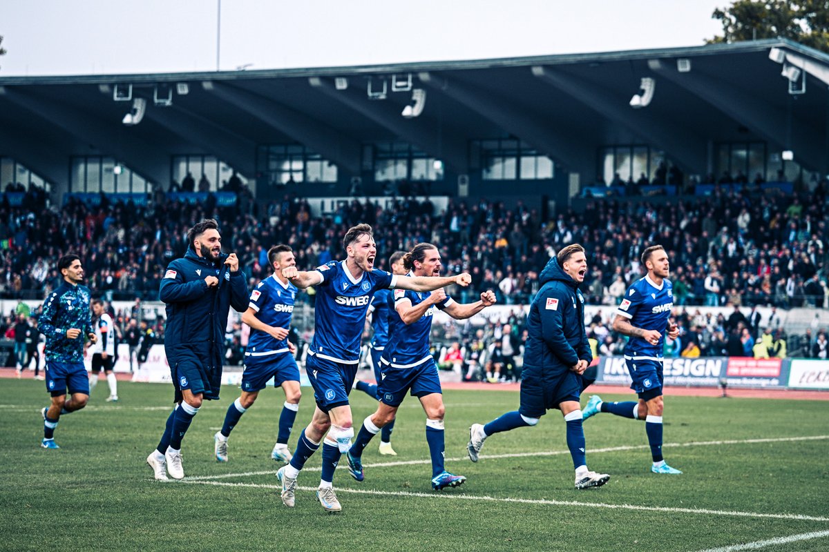 KarlsruherSC's tweet photo. Sooooo viele Emotionen! 😮💨
In der Bildergalerie könnt ihr den Auswärtssieg noch einmal Revue passieren lassen ➡️ https://t.co/ZbPzmY2leF
#KSCmeineHeimat #ULMKSC https://t.co/JNIn8wiUCk