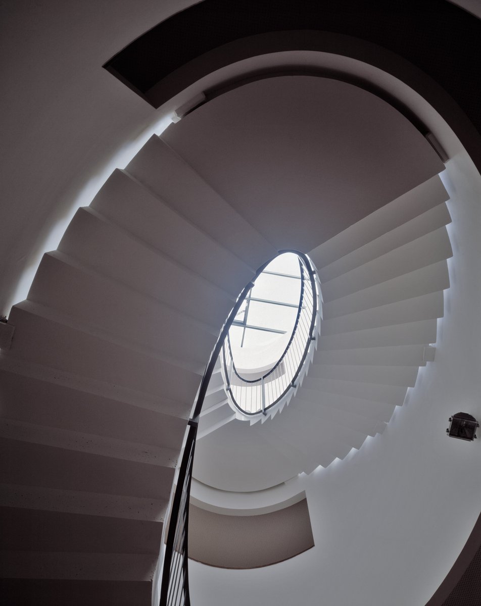 📸  PICTURE OF THE WEEK - STAIRCASE IN THE ALPS 🏔
Residential buildings, Mitterweg, Innsbruck, Austria
Photo: Hueber
#baumschlagereberlearchitekten #staircase #living #residential #concrete #Innsbruck