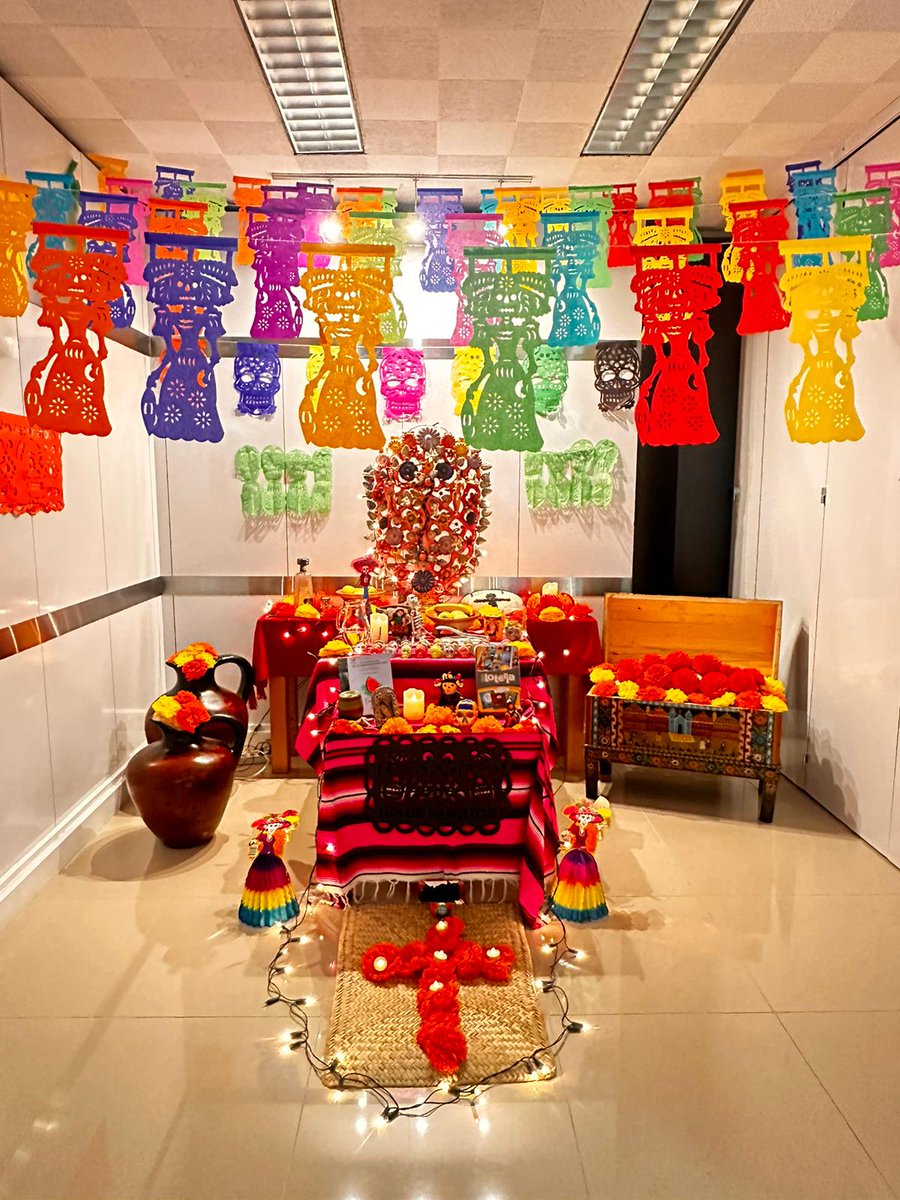 EmbaMexFra's tweet photo. #RetoAltares
La temporada de #DíaDeMuertos🏵️💀🕯️llegó nuevamente a la Sección Consular de @EmbamexFra con el tradicional #AltarDeMuertos.
🇲🇽🇫🇷 https://t.co/mcA9jR4Pmq