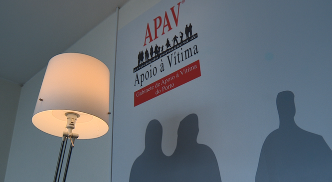 RTPNoticias's tweet photo. A associação portuguesa de apoio à vítima aplaude as medidas do governo, mas considera que o executivo podia ir mais longe.
#APAV #Violênciadoméstica #Antena1 #RTP #RTPNotícias
https://t.co/M7zf70HDGJ https://t.co/wruvaYJe64