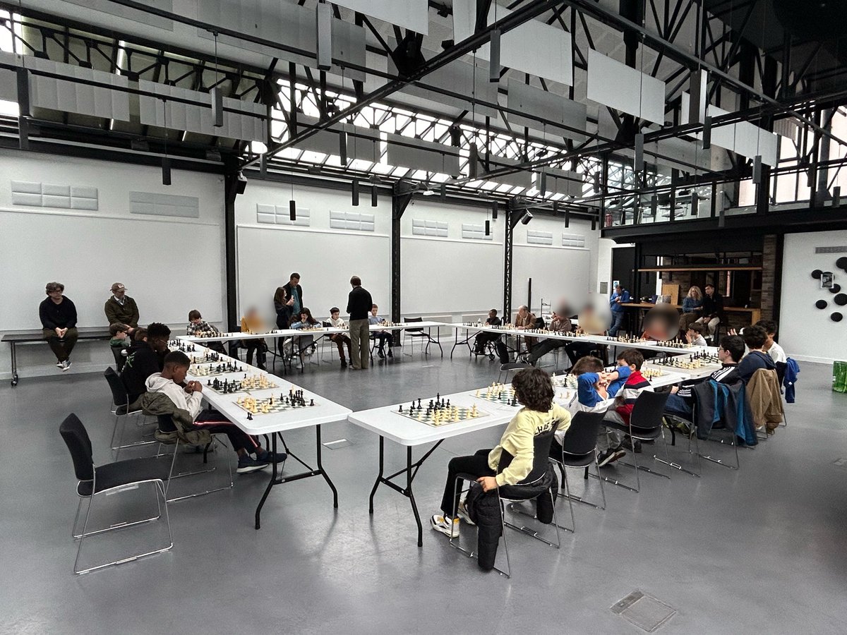 Journée incroyable à l’Échiquier du Lac à Enghien-les-Bains ! Mes enfants et moi avons participé à une simultanée en face du champion de France 2024, Jules Moussard. Un grand merci pour ce moment inoubliable ! #Echecs #Chess #JulesMoussard #Simultanée