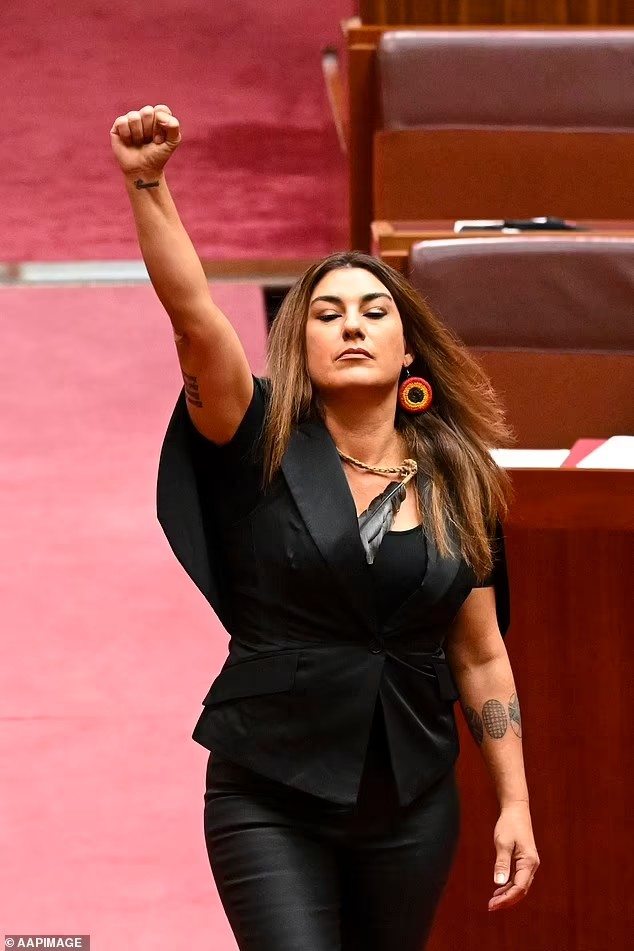 Senator Lidia Thorpe =Woman of the Year!
#lidiathorpe
#AustralianRoyalTour
#senatorlidia

theguardian.com/australia-news…