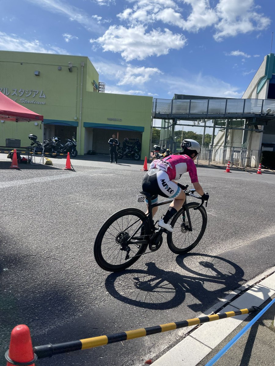 bicycle_uu's tweet photo. 前日の大星山ヒルクライムに続いてしゅうなんクリテリウムも勝ちました🥇
1年間色々なことろに行ったなあ
最終戦も頑張ります🔥
#JBCF #しゅうなんクリテリウム #ATHLETUNE #WELDTITE #Kapelmuur #SOYOTYRE #周南市 #MIVRO https://t.co/FxIeHZ31L9