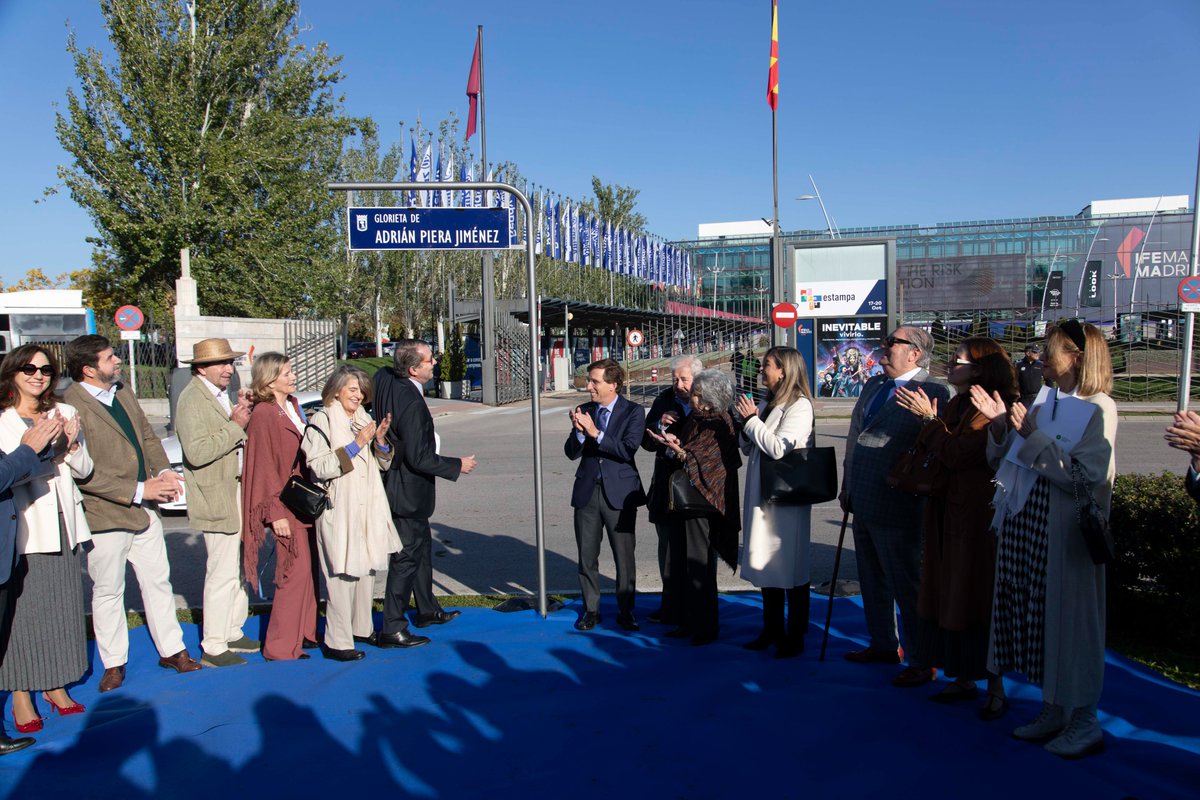 IFEMA_VP's tweet photo. La glorieta de acceso a @IFEMA MADRID lleva desde hoy el nombre de Adrián Piera, su fundador y gran impulsor. Su visión nos ha llevado a ser clave en el crecimiento económico de la región.

Nos acompañan el alcalde de @MADRID, @AlmeidaPP_, autoridades y seres queridos de Adrián. https://t.co/5EpcpNLImp