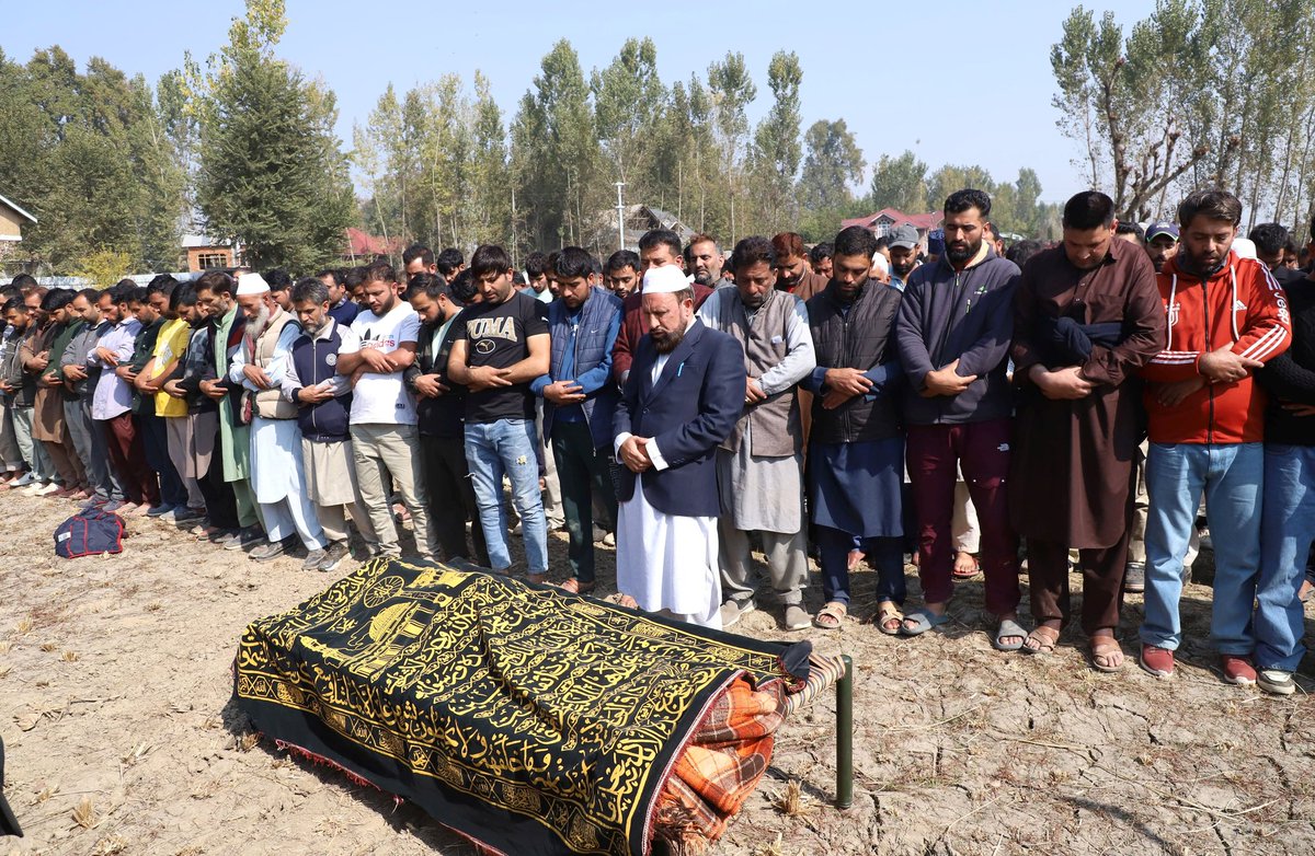 AabidIbrah32137's tweet photo. Hundreds attended #funeral of Dr Shahnawaz at his village in #Nadigam, Budgam this afternoon.
📷 : Umar Ganie https://t.co/0tJW33bIyi