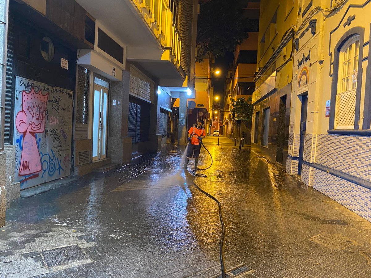 LimpiezaLPGC's tweet image. BALDEO
Trabajos nocturnos de #baldeo (manual y mecanizado) y limpieza con máquina #hidrolimpiadora (aceras y espacios ocupados por contenedores) en  zona turística con Santa Catalina.